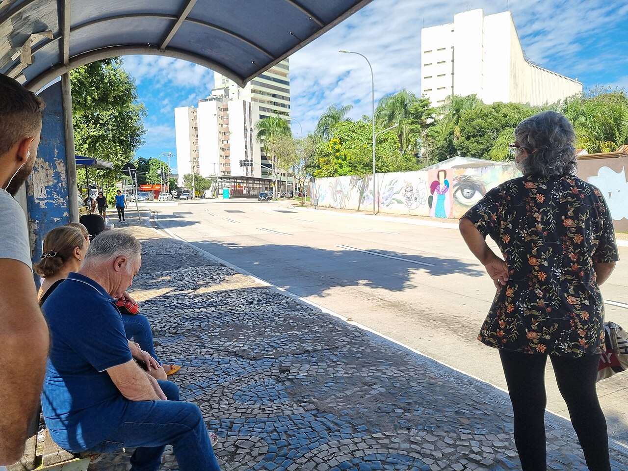 Ponto de ônibus na Praça Cívica em Goiânia